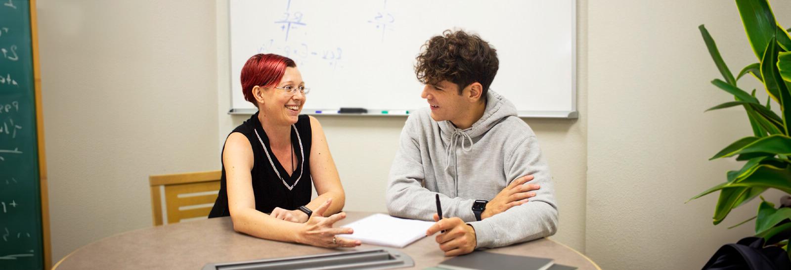 萨曼莎Overton teaches a student at Pima's West Campus.